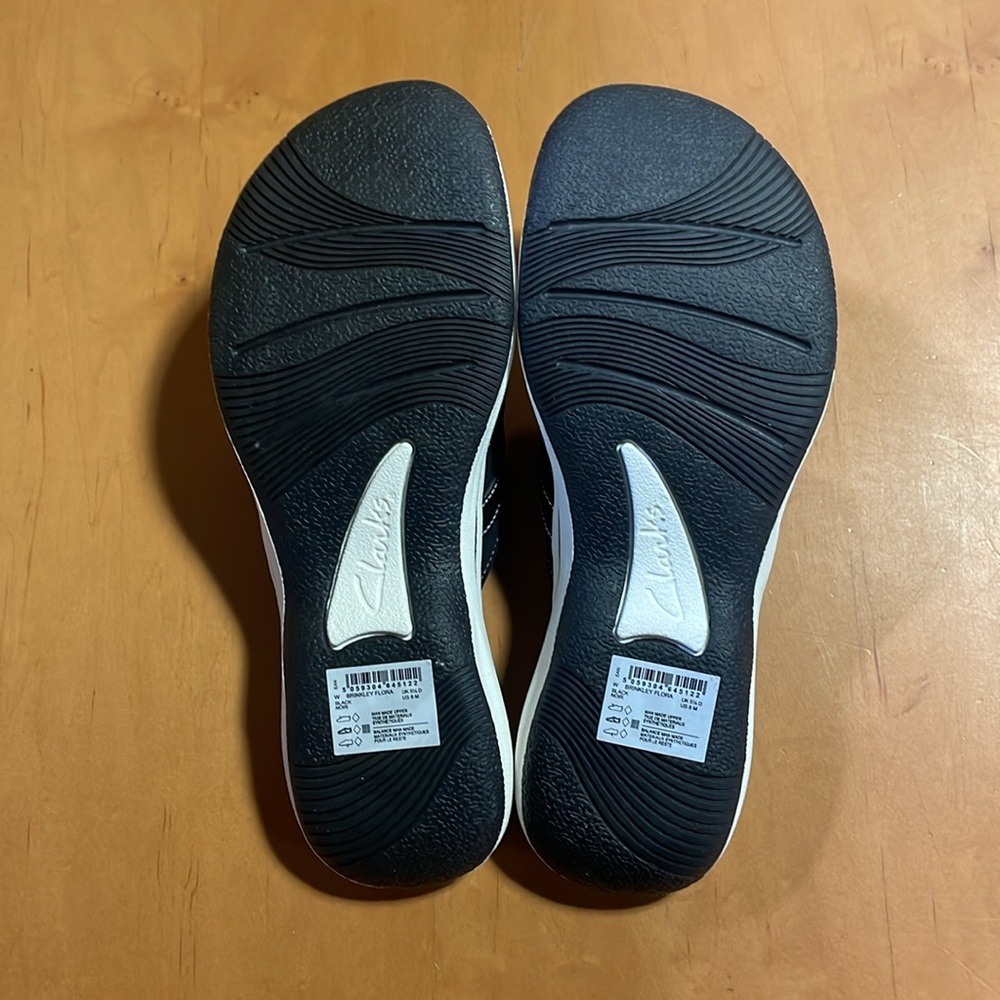 Clarks - Womens Brinkley Flora Flip Flops, size 8 US womens, color black/white. - Picture 4 of 5